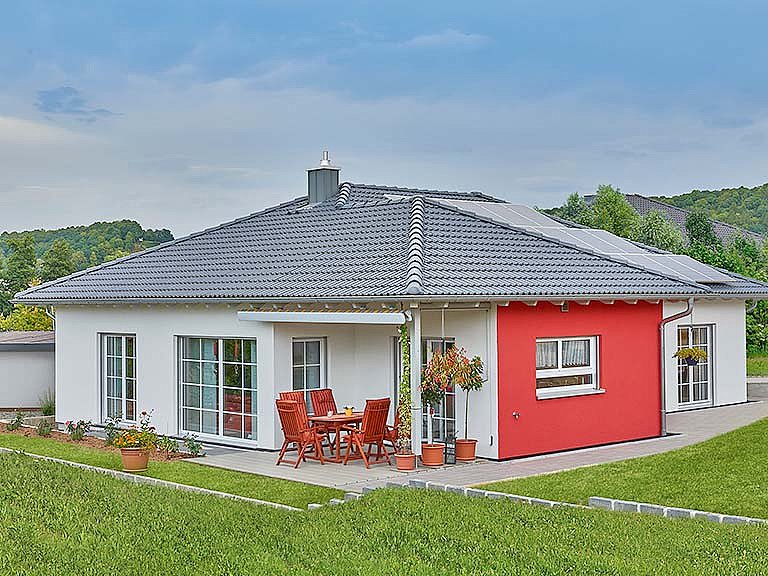 Bungalow in Hessen mit moderner Holzfassade und Terrasse